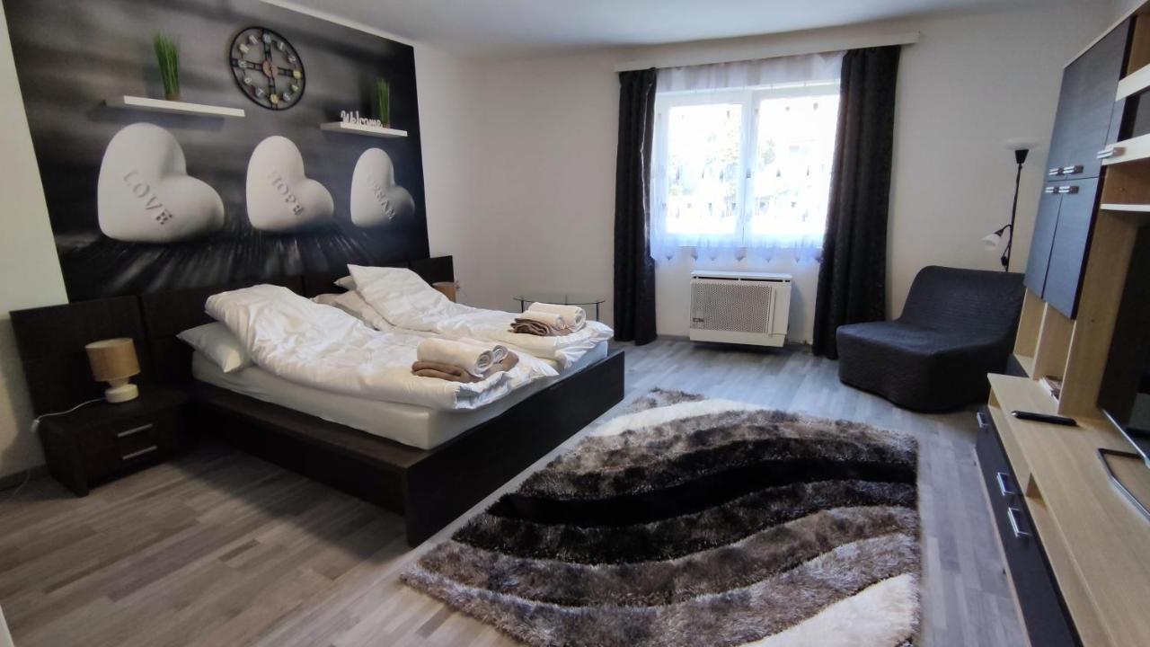 Freedom-Fehervar Apartman Szekesfehervar Bagian luar foto