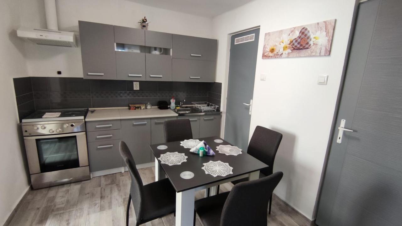 Freedom-Fehervar Apartman Szekesfehervar Bagian luar foto