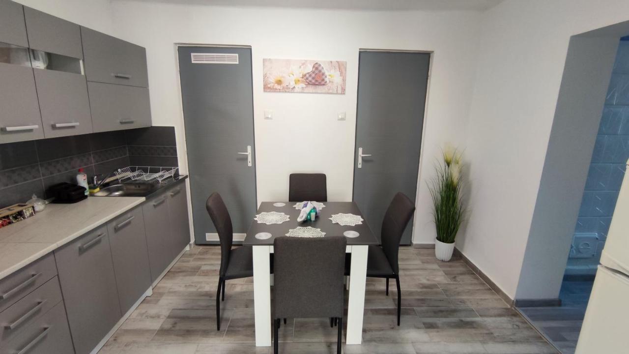 Freedom-Fehervar Apartman Szekesfehervar Bagian luar foto